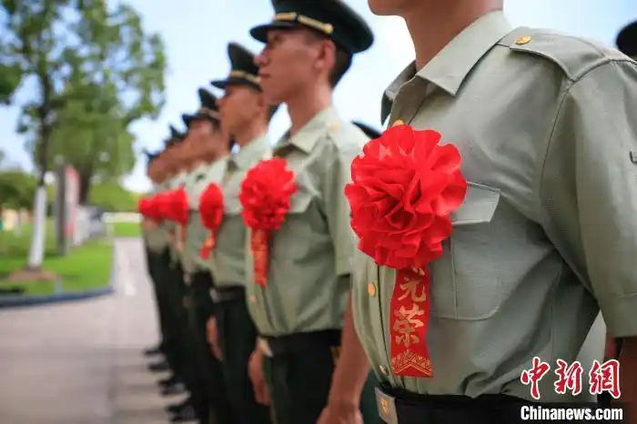 大红花在退役士兵胸前熠熠生辉. 李岩 摄