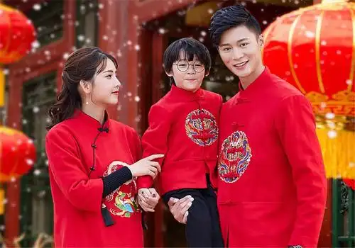 唐装拗上身,家人红红火火过新年