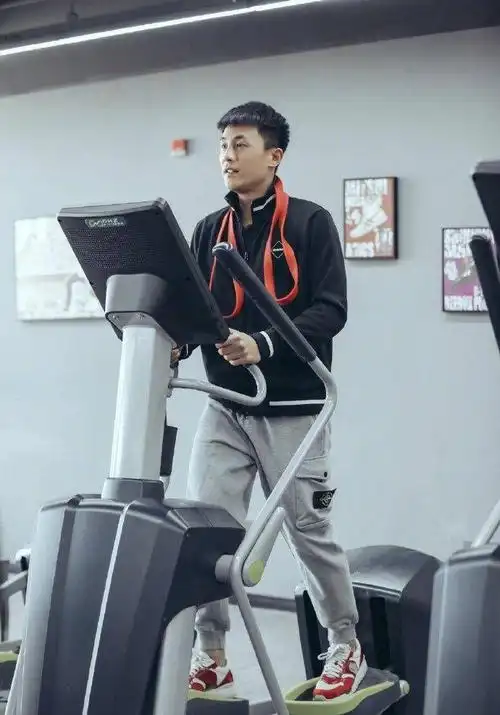 杜淳健身房撸铁获爱妻陪伴王灿全程现望夫眼夫妻亲昵互动甜齁