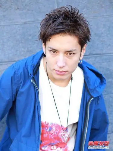 日式侧分半露额头发型 男生修颜短发(2)