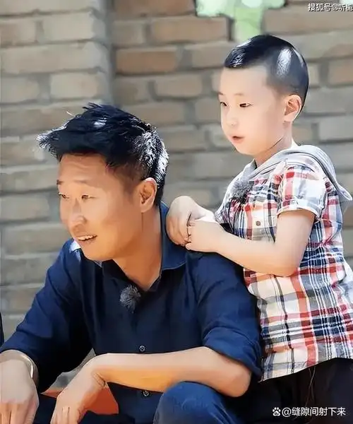 更引发了对于林大竣教育背景和他父母林永健和周冬齐的教育方式的关注