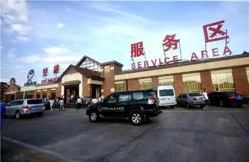 小编最推荐的还是真正下高速,而不是在临时停车处和服务区等雨停