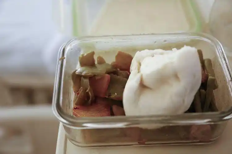 为了省钱给孩子看病,夫妻二人每顿饭就是一个馒头加点咸菜填饱肚子就