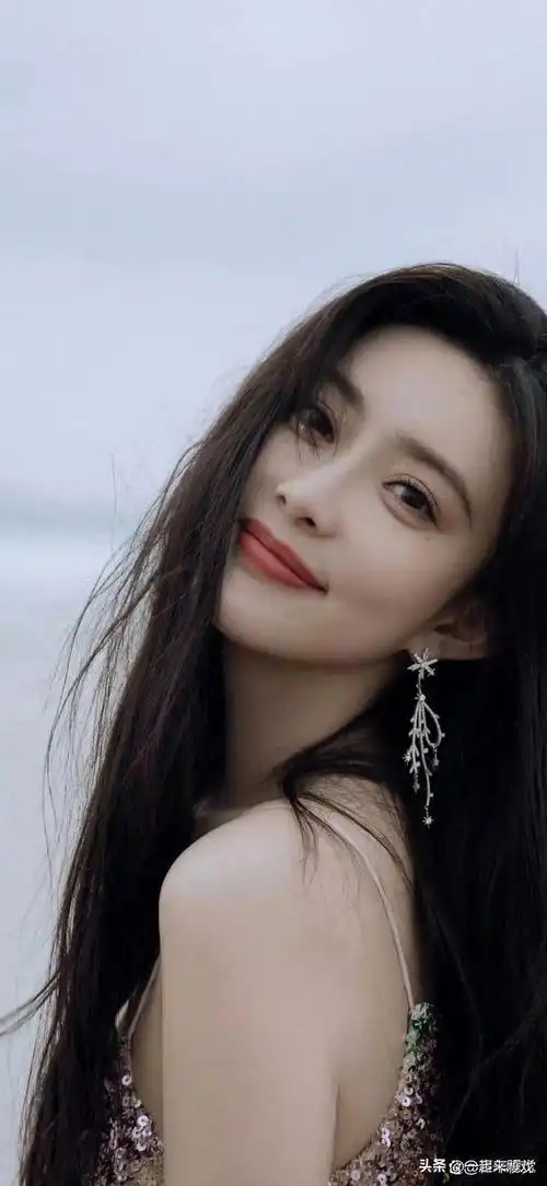 娱圈最美95后孟子义登男人装封面