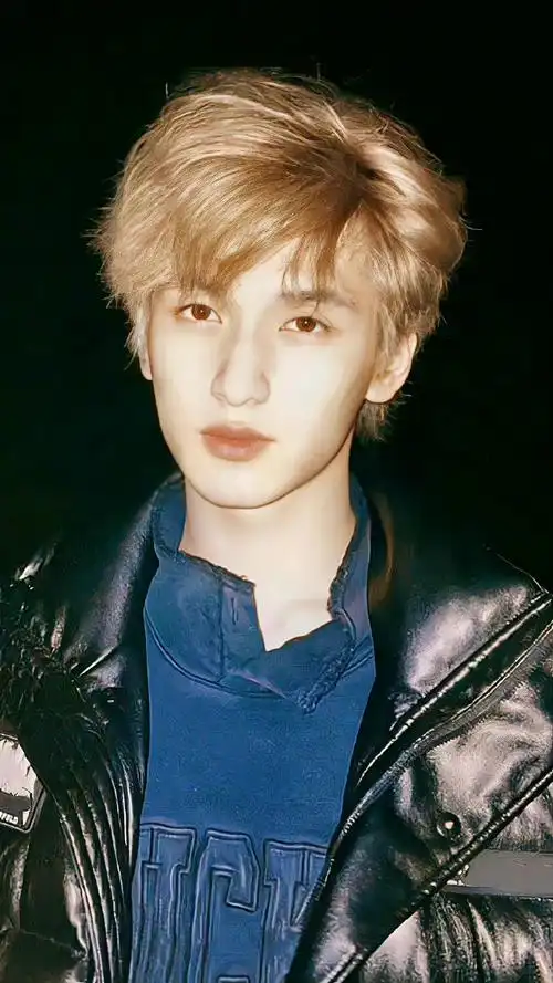 严浩翔最新机场饭拍图92大眼睛98blingbling的好亮啊～喉结也好