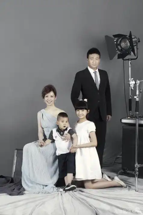 胡军老婆叫卢芳,他现在有两个孩子,大女儿叫九九,小儿子叫康康.