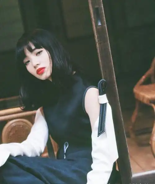 打败林允倪妮的鲶鱼脸,她靠丧气满满的"厌世脸"成权志龙理想型