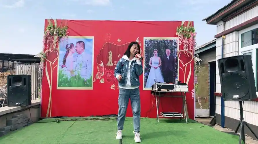 贵州流浪歌手陈思念在黄平县白保坡上心花开在草原上听醉了美极了