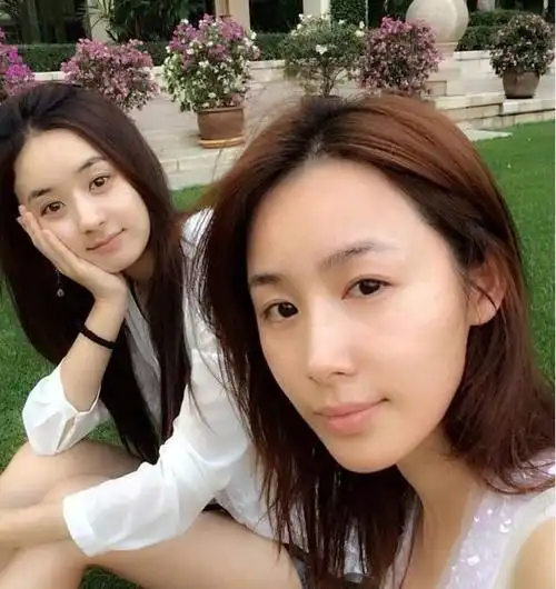 赵丽颖晒与闺蜜合影照摘下墨镜眉毛没化略显稀疏