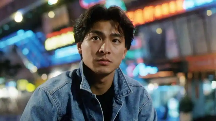 海报上的刘德华身着一件牛仔外套,白色t恤,戴着一根项链,中分发型