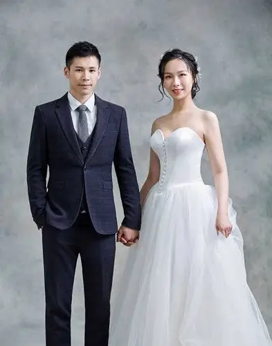 奥运冠军张成龙近况,曾被海归富家女狂追三年,抱着女儿举办婚礼