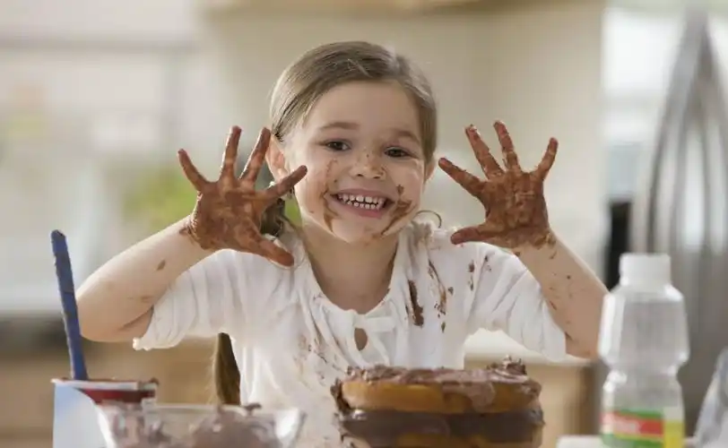 被调皮孩子逗笑的心情说说形容孩子调皮搞笑的话感慨说说