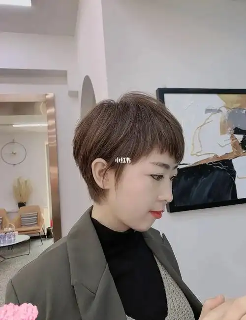 超显瘦的女生短发发型推荐适合圆脸女孩