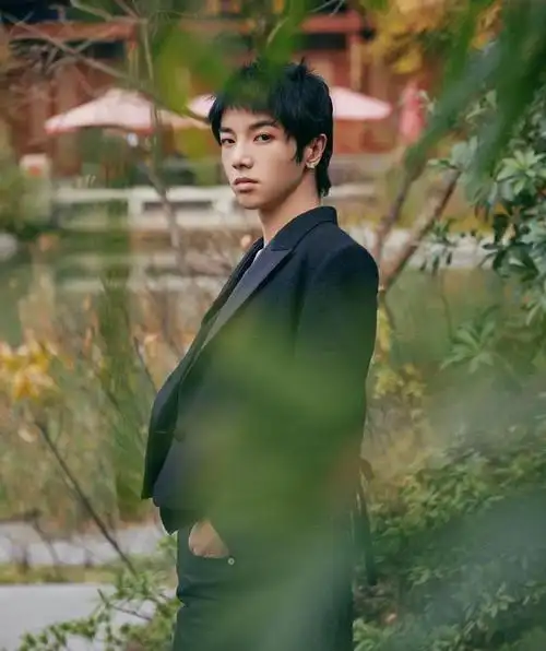 华晨宇蕾丝燕尾服帅气写真图片
