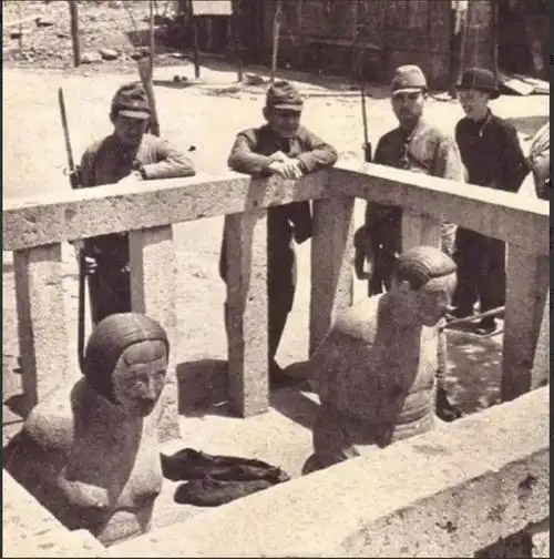 1941年鬼子围观汪精卫夫妇石头跪像的照片都露出嘲讽轻蔑笑容