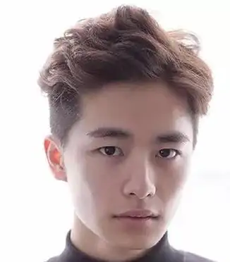 男生方脸适合什么发型图片(男生四方脸适合的发型)图1