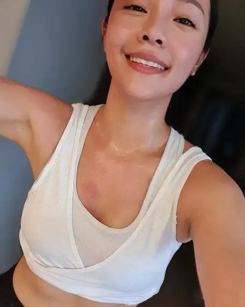 陈芷尤走访长颈族试戴铜圈 网民重点不在颈 惊叹身材真的好