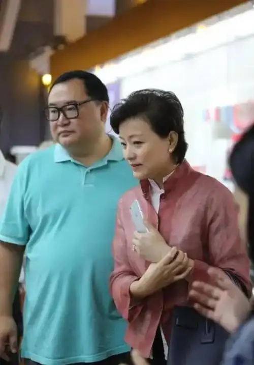 近日,有网友晒出一组杨澜老公吴征的近照,瞬间吸引不少人的围观,因为