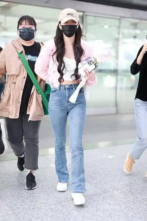 孔雪儿穿粉色马海毛外套白色露脐背心搭配牛仔裤清新活泼