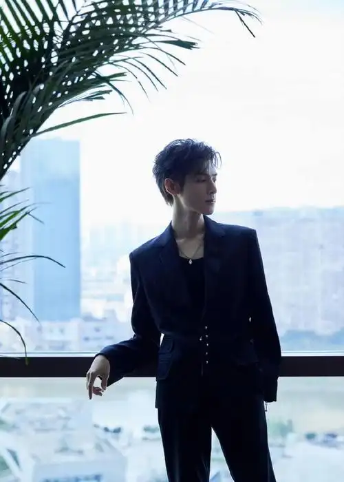 组图罗云熙更新黑西装造型营业照侧颜棱角分明立体精致