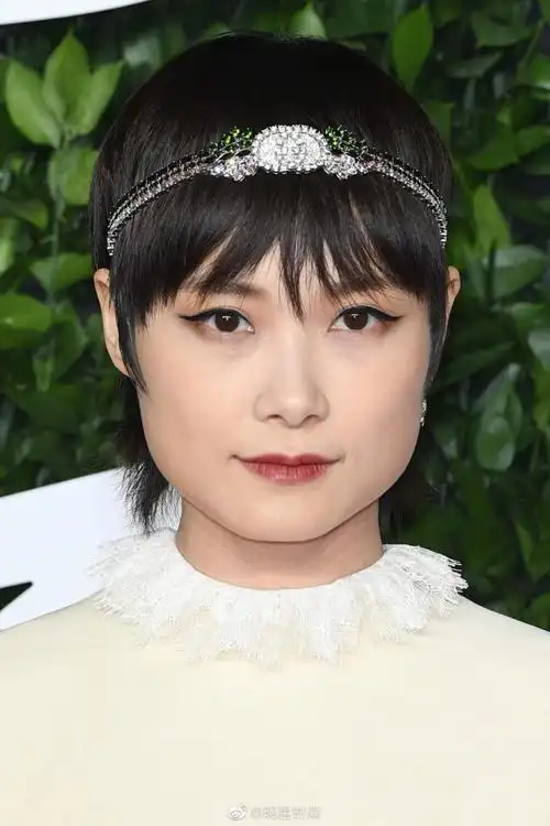 李宇春终于放弃"爷们"造型!穿连衣裙扮可爱,戴发簪脸却太方了