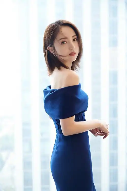 董璇宝蓝长裙露香肩美背眉眼魅惑与粉丝互动人气火爆