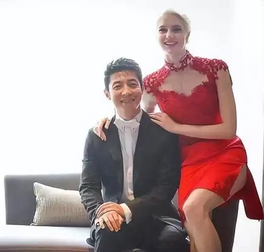 她是央视最美主持,和撒贝宁同居4年后,爱上顶级富商