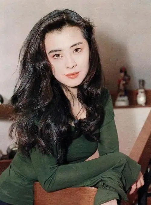 57岁王祖贤近照曝光,素颜出镜身材臃肿,网友直呼不敢认