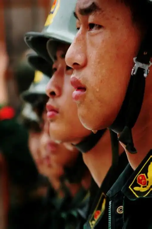 目光坚定的武警战士 描绘我们美好的生活