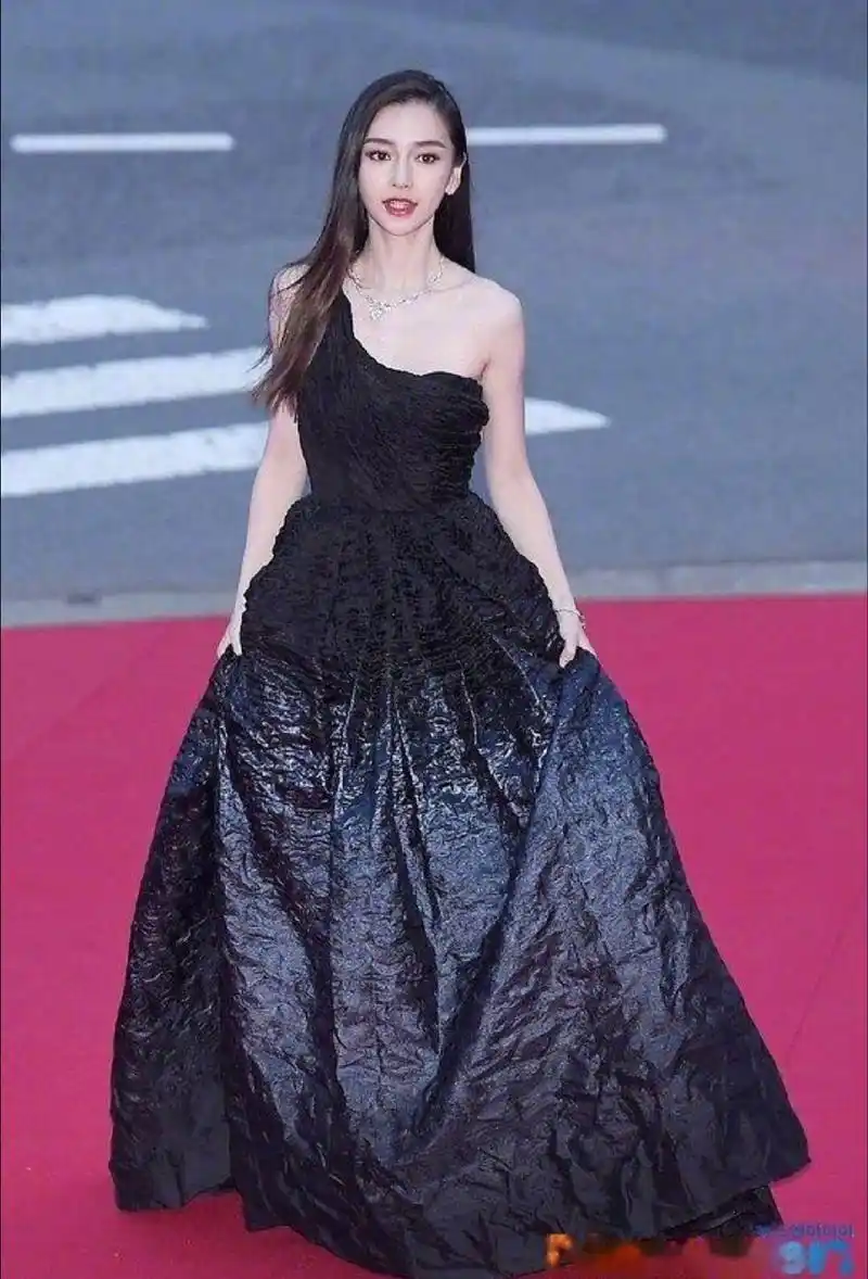 釜山电影节angelababy红毯造型出炉,秋冬迪奥高定礼服,很好看呀,baby