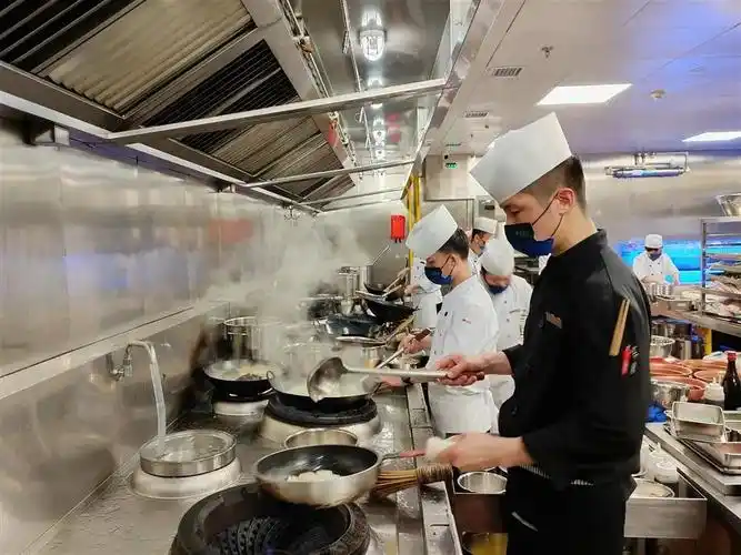 虽然是新店,但青年星厨的后厨一片忙碌