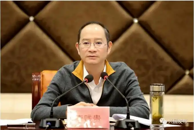 县委书记李贱贵出席并讲话,县委副书记,县长刘章宏主持,县人大常委会