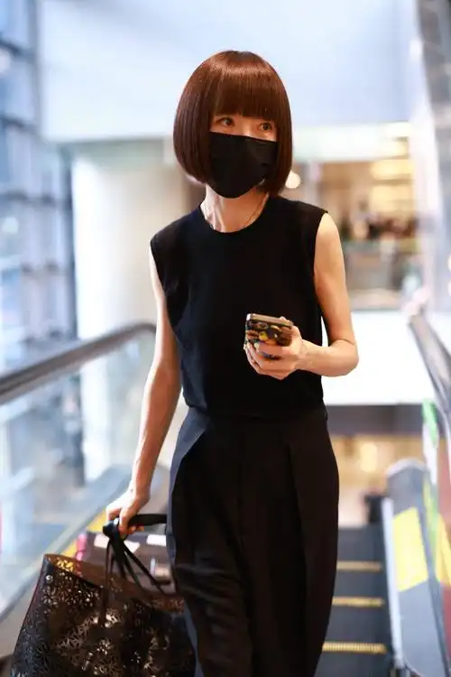 鲁豫黑色look气场瞩目 齐刘海波波头利落精致