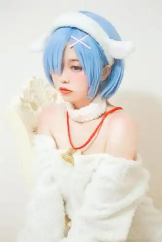 四位可爱的妹子cos的日本人气动漫角色雷姆很有还原度哦