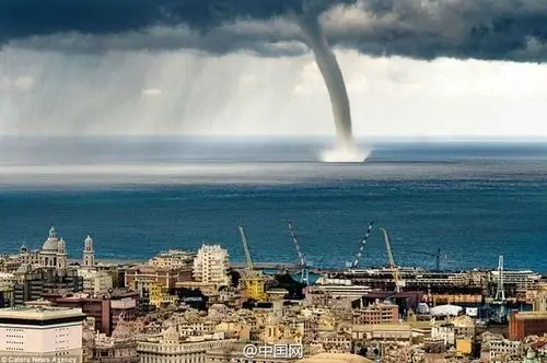 意大利水面现巨大水龙卷 场面震撼似好莱坞大片(图)