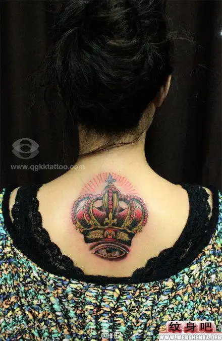女生皇冠背部纹身作品