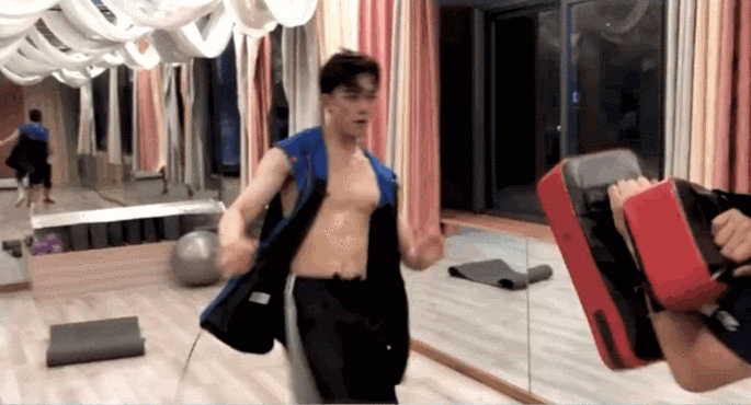 吴磊又脱了!这身体真成熟了,小胸肌真好看-风君歌曲歌词大全网