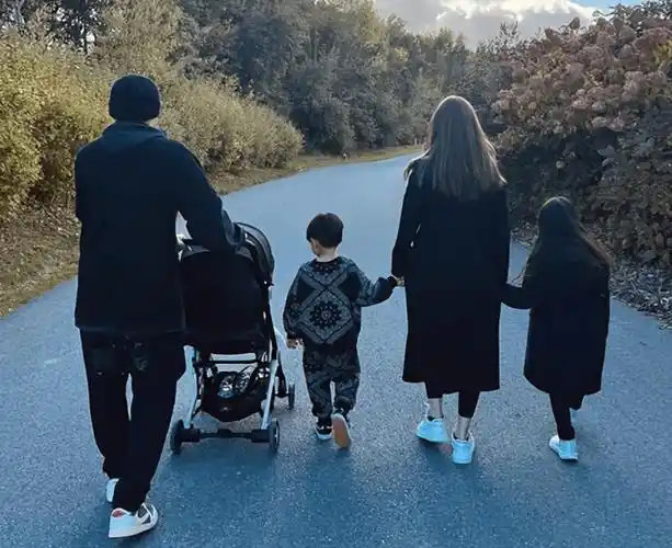 明星跨年看点多,周杰伦小女儿露真容,昆凌一家五口全家福,李连杰一家