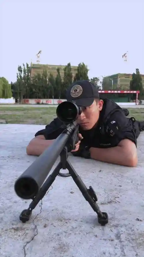 这么帅的特警,和什么枪最配?听你的……#寻找最美警察
