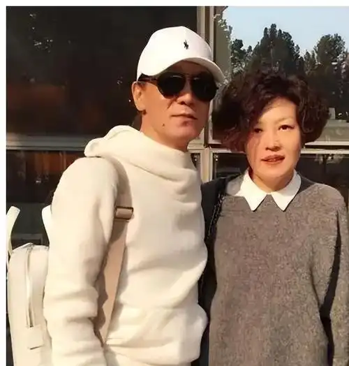 李咏病逝4年,再看遗孀哈文近况,才明白李咏当年的选择有多正确_网易