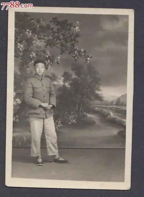 穿女式布鞋的男子