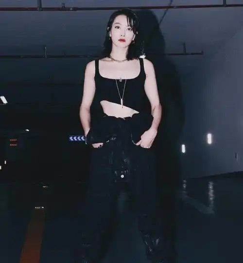 宋茜假期游玩美照曝光腹肌马甲线引无数羡慕