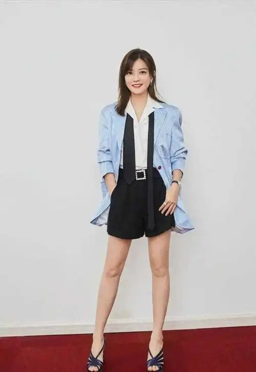 蒋雯丽认真打扮起来真有高级感,条纹西装配红裙子,不像69年的