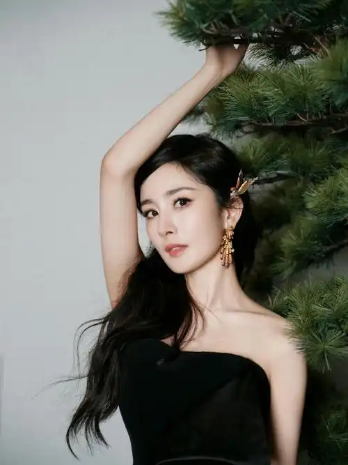 #杨幂晒了三张小时候照片##杨幂##杨幂复刻童年pose#