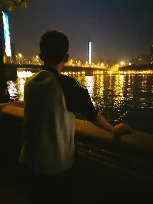 今天拍男生孤单这张照片有故事马超·胶片滤镜人像我的街头探索城市