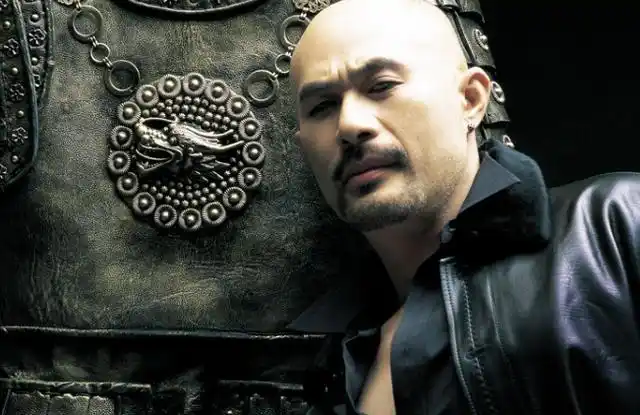 原创香港三级片第一人镜头里的流氓却对老婆一见钟情宠爱一生