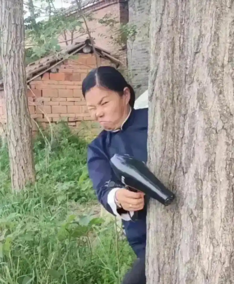 网友:大妈的表情太到位了,演技秒杀小鲜肉几条街