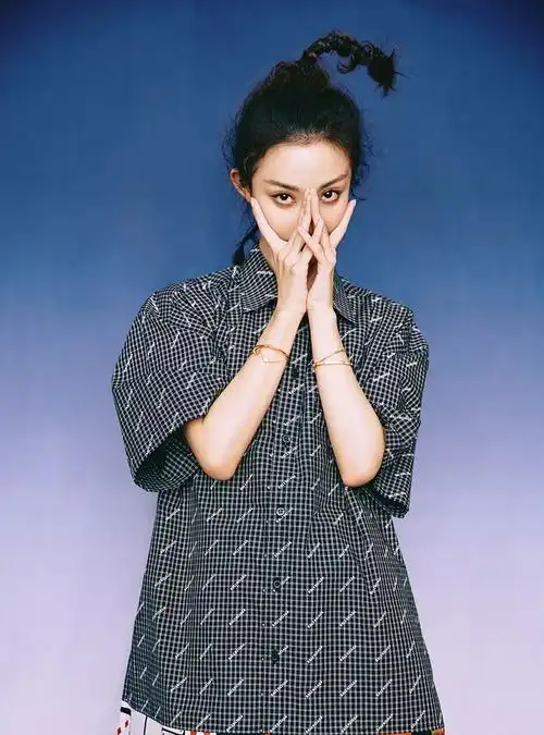 "朱闪闪"厉害了,辣椒辫搭配印花衬衫,又美又飒十分