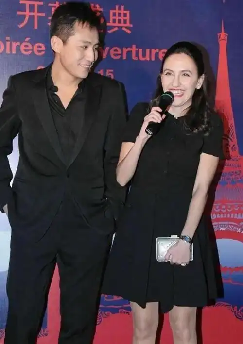 吴彦祖携妻女回国过暑假45岁妻子素面朝天10岁女儿颜值抢镜