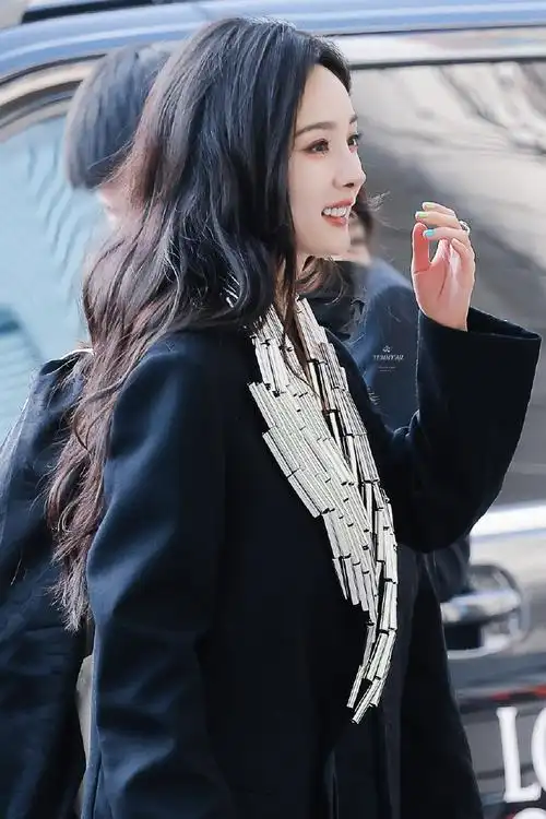 杨幂##杨幂loewe罗意威全球品牌代言人##杨幂背部身材##杨幂再现月牙